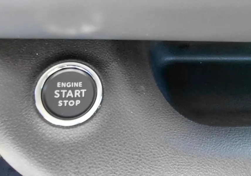 Gros plan sur le bouton Engine Start Stop dans l’habitacle du Jeep Avenger blanc 2025, version Summit.