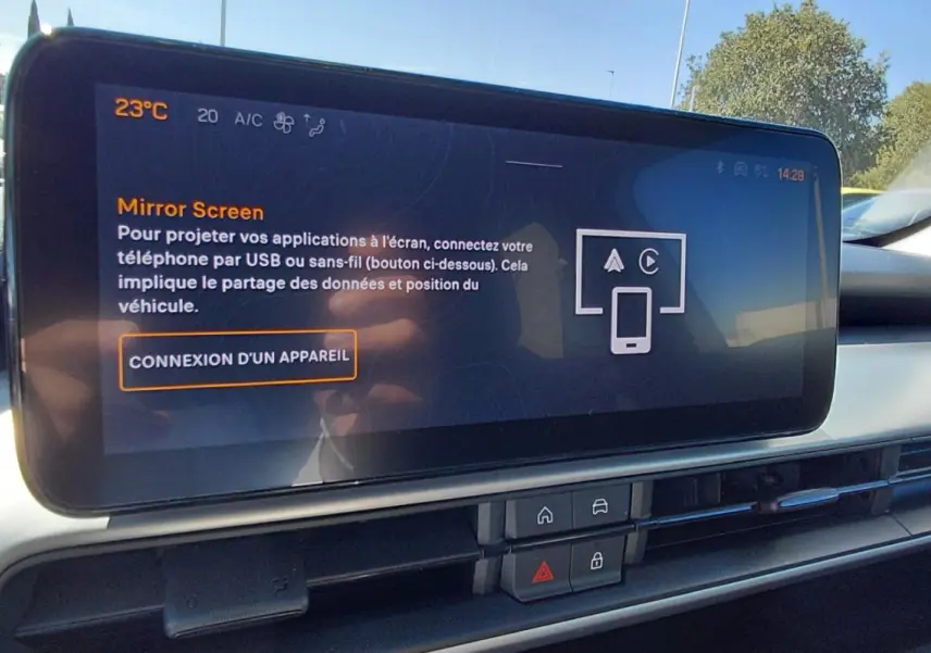 Vue intérieure du tableau de bord du Jeep Avenger 2025 blanc, avec écran tactile central affichant la connexion Mirror Screen.