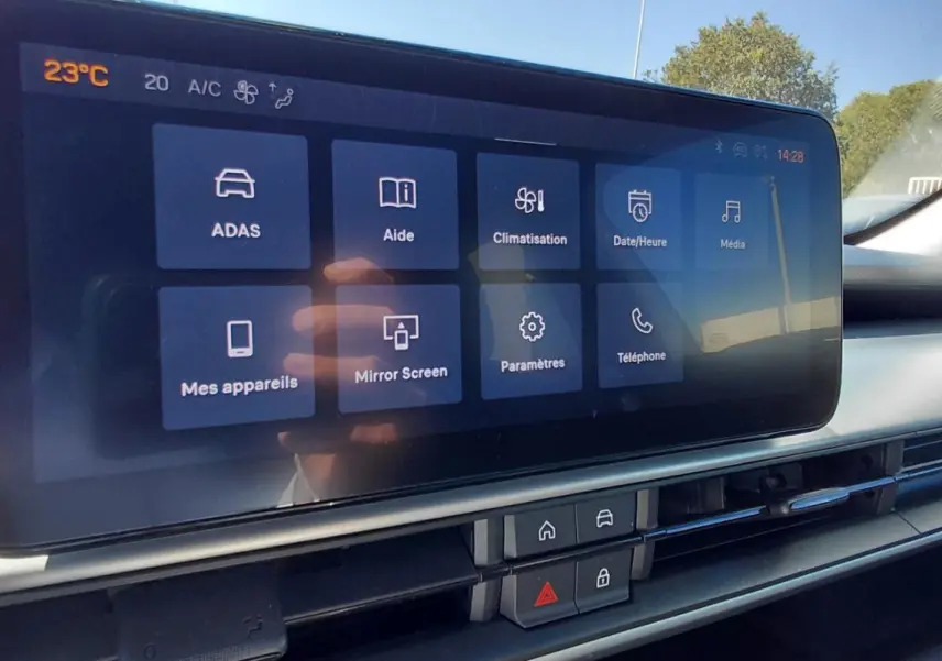Écran tactile central du tableau de bord du Jeep Avenger blanc 2025, affichant les options de climatisation et connectivité.