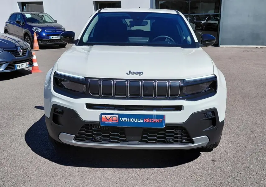 Vue frontale d'un Jeep Avenger blanc 2025 avec calandre noire distinctive et plaque "Véhicule récent".