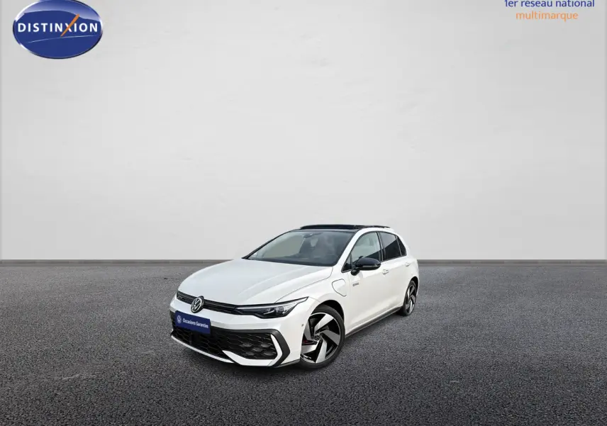 Volkswagen Golf 1.5 eHybrid blanche vue 3/4 avant droite avec jantes alliage noires et toit ouvrant panoramique.