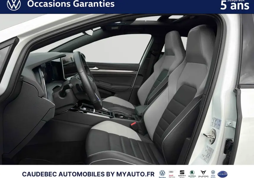 Intérieur de la Volkswagen Golf 1.5 eHybrid blanche, vue côté conducteur, sièges sport bicolores et toit ouvrant panoramique.