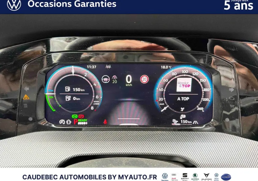 Vue rapprochée du tableau de bord digital de la Volkswagen Golf 1.5 eHybrid 2025 avec affichage numérique coloré.