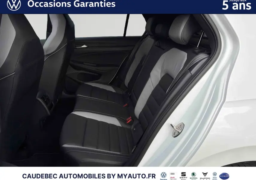 Vue intérieure côté droit des sièges arrière cuir bicolores noir et gris d'une Volkswagen Golf 1.5 eHybrid blanche 2025.