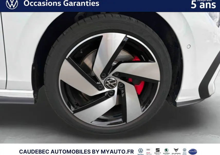 Gros plan sur la jante alliage Richmond noire et brillante de la Volkswagen Golf 1.5 eHybrid blanche côté avant droit.