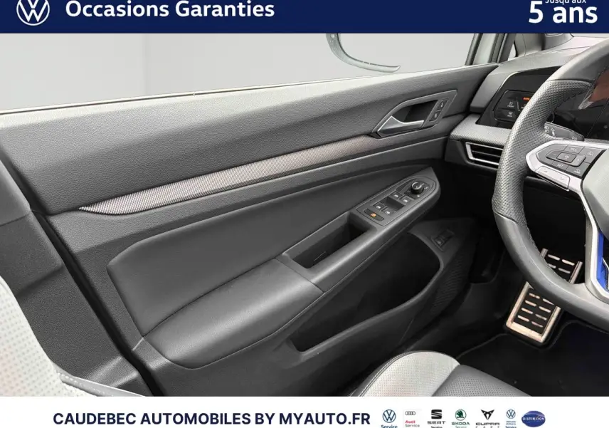 Vue intérieure côté conducteur de la Volkswagen Golf 1.5 eHybrid 2025, avec porte noire et volant multifonction en cuir.