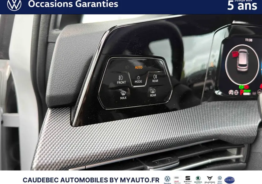 Détail du tableau de bord côté gauche avec commandes d’éclairage sur Volkswagen Golf 1.5 eHybrid blanche 2025.