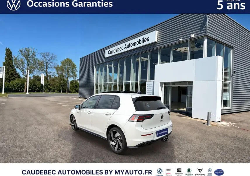 Volkswagen Golf 1.5 eHybrid blanche vue 3/4 arrière droit devant concession Caudebec Automobiles.