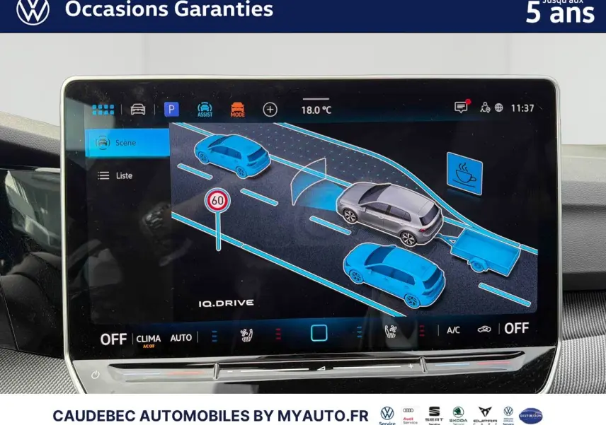 Écran tactile intérieur de la Volkswagen Golf 1.5 eHybrid 2025 montrant l'assistance IQ.DRIVE et la détection des véhicules autour.
