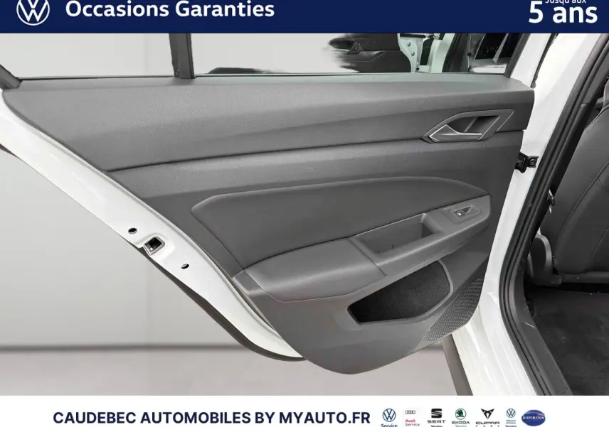 Vue rapprochée de la porte arrière gauche ouverte d'une Volkswagen Golf 1.5 eHybrid 272 DSG6 blanche, intérieur noir.