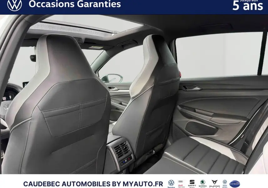 Vue intérieure arrière de la Volkswagen Golf 1.5 eHybrid blanche, mettant en valeur les sièges cuir Vienna et le toit ouvrant panoramique.