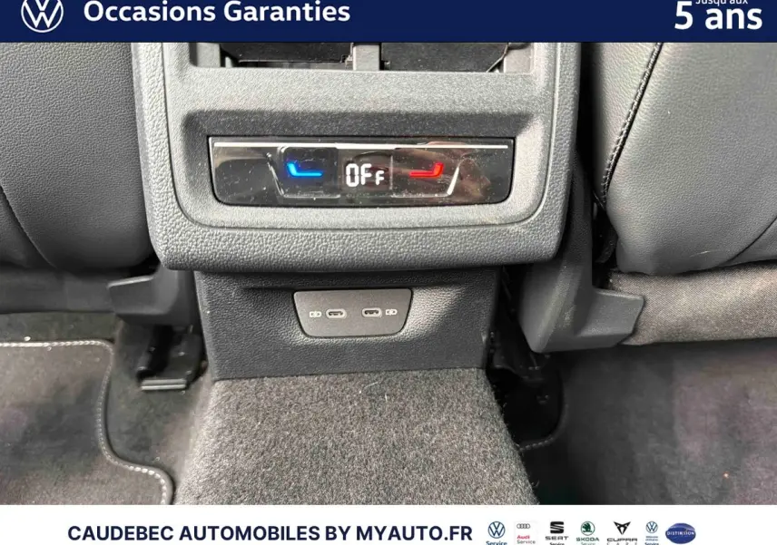 Détail de la console arrière avec commandes de climatisation et ports USB-C sur Volkswagen Golf blanche.