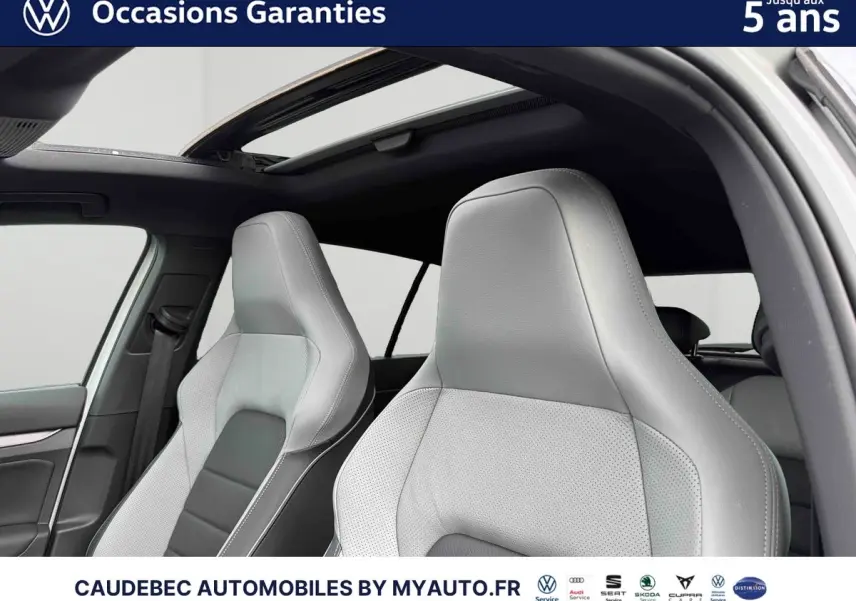 Intérieur de la Volkswagen Golf 1.5 eHybrid 2025, vue sur les sièges sport cuir Vienna gris avec toit ouvrant panoramique.