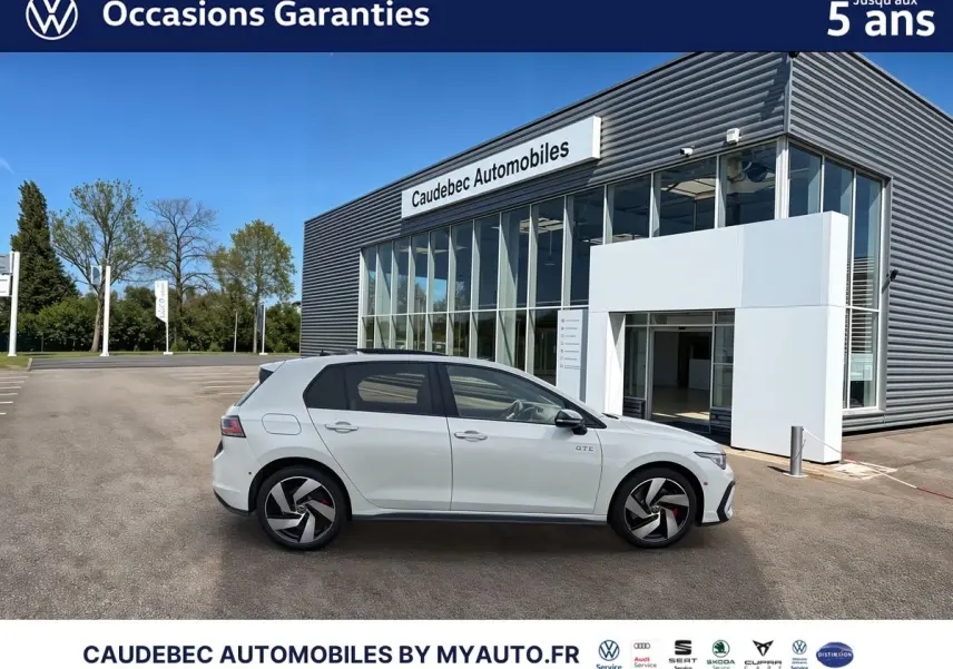 Vue latérale droite d'une Volkswagen Golf 1.5 eHybrid 272 DSG6 blanche, avec jantes alliage noires et logo GTE visible sur la porte avant.