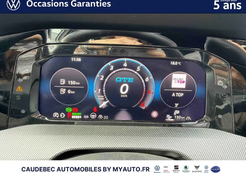 Tableau de bord digital de Volkswagen Golf 1.5 eHybrid 272 DSG6 affichant le compteur GTE et informations de conduite.