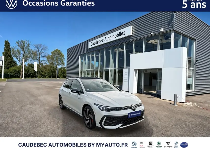 Volkswagen Golf 1.5 eHybrid blanche vue 3/4 avant, jantes alliage noir brillant, devant concession Caudebec Automobiles.