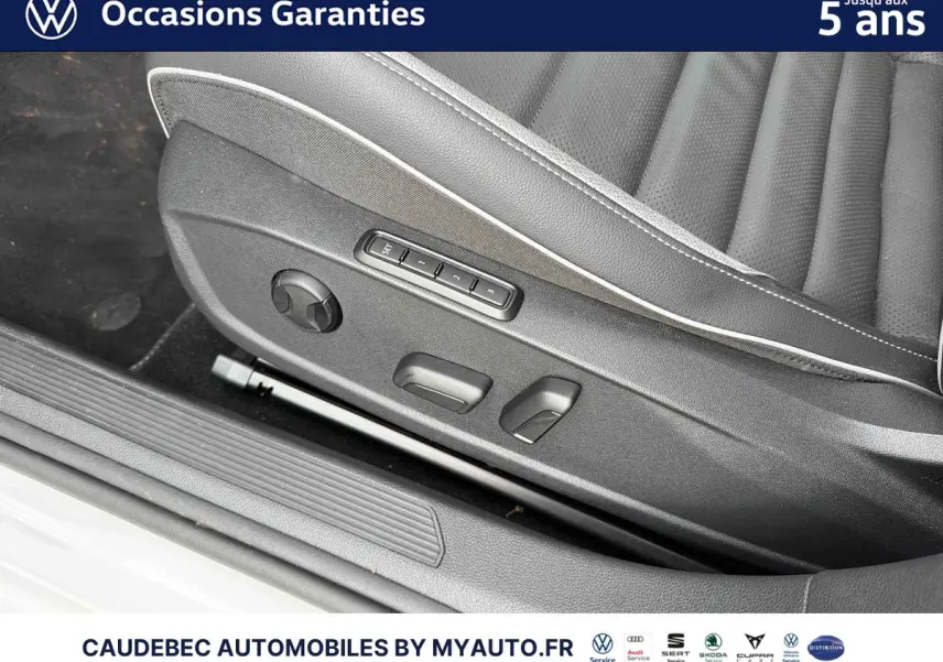 Détail du siège conducteur en cuir noir avec commandes électriques et réglages mémoire dans une Volkswagen Golf blanche.