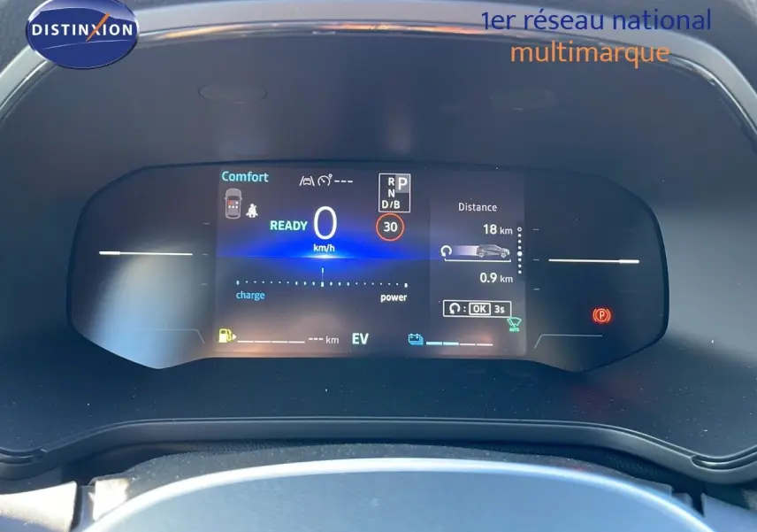Tableau de bord numérique affichant les informations de conduite du Renault Captur E-Tech Hybrid blanc nacré, vue de face.