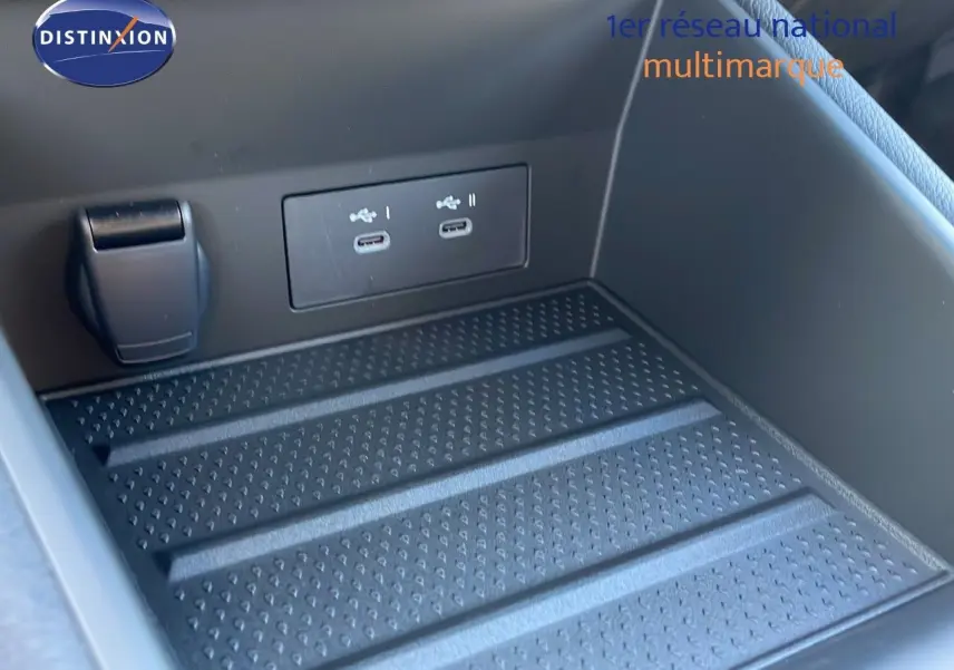 Gros plan sur la console centrale du Renault Captur 2025, montrant deux ports USB-C et un espace de rangement noir texturé.