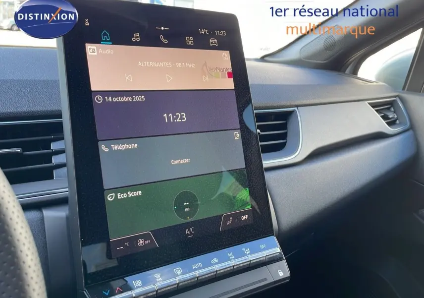 Tableau de bord intérieur du Renault Captur E-Tech 2025 avec écran tactile vertical et finition gris noir.