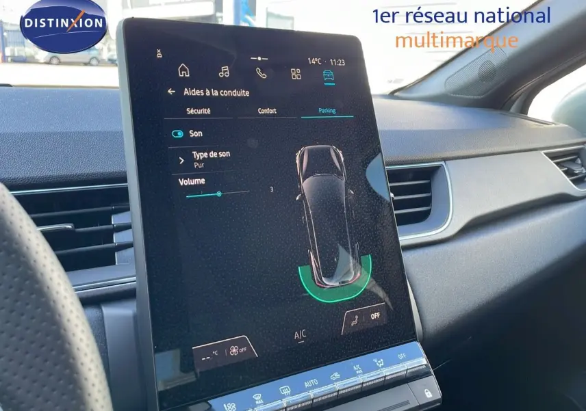 Vue intérieure du tableau de bord du Renault Captur 2025, avec écran tactile central affichant les aides à la conduite.