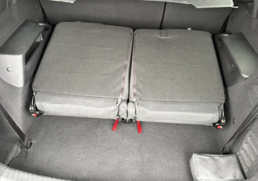 Vue du coffre avec les deux sièges arrière rabattus, montrant l’espace de chargement du Dacia Jogger 2025.