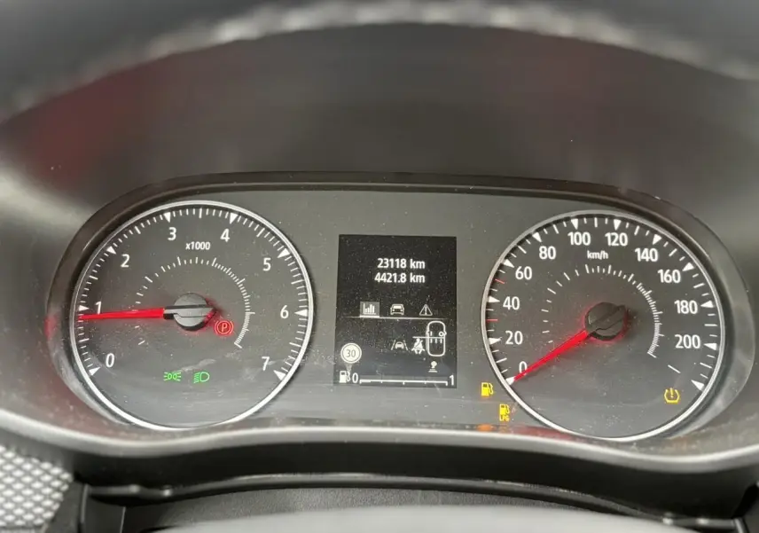 Vue rapprochée du tableau de bord du Dacia Jogger kaki, affichant compte-tours, vitesse et écran digital central.