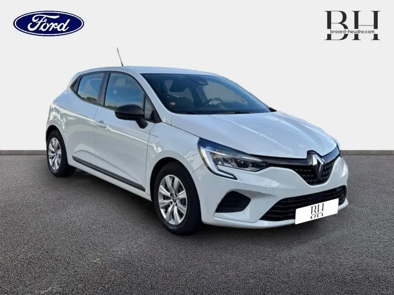 Vue 3/4 avant droite d'une Renault Clio blanche Glacier 2020 avec phares LED et jantes alliage.