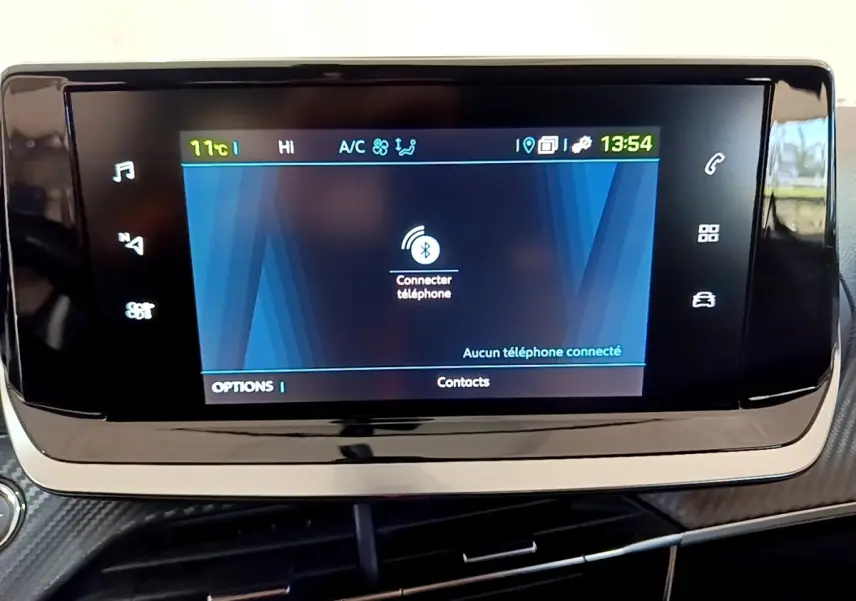 Écran tactile central 7 pouces de la Peugeot 208 électrique Active Business, affichage Bluetooth et climatisation visible.