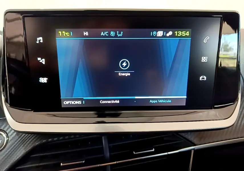 Écran tactile central affichant le menu énergie dans l’habitacle du Peugeot 208 électrique blanc, vue rapprochée.