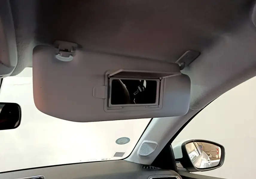 Intérieur du PEUGEOT 208 Electrique blanc 2021, vue du pare-soleil côté conducteur avec miroir ouvert.