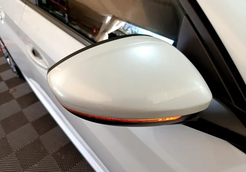 Rétroviseur droit blanc avec clignotant orange intégré sur Peugeot 208 électrique Active Business 2021.