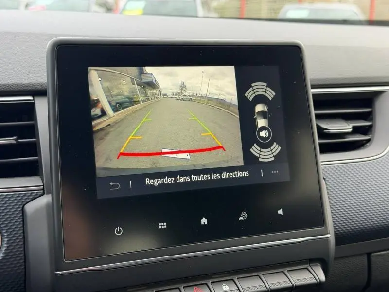 Écran central montrant la caméra de recul avec vue arrière dégagée et guidage de trajectoire coloré sur Renault Arkana blanc.