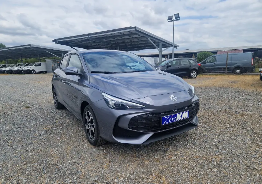 Vue 3/4 avant droite d'une MG3 1.5L Hybrid+ 195ch Luxury gris Hampstead, avec calandre noire et jantes stylées.