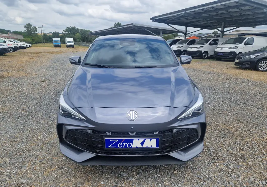 Vue frontale d'une MG3 1.5L Hybrid+ 195ch Luxury en gris Hampstead, avec calandre noire et logo MG visible.