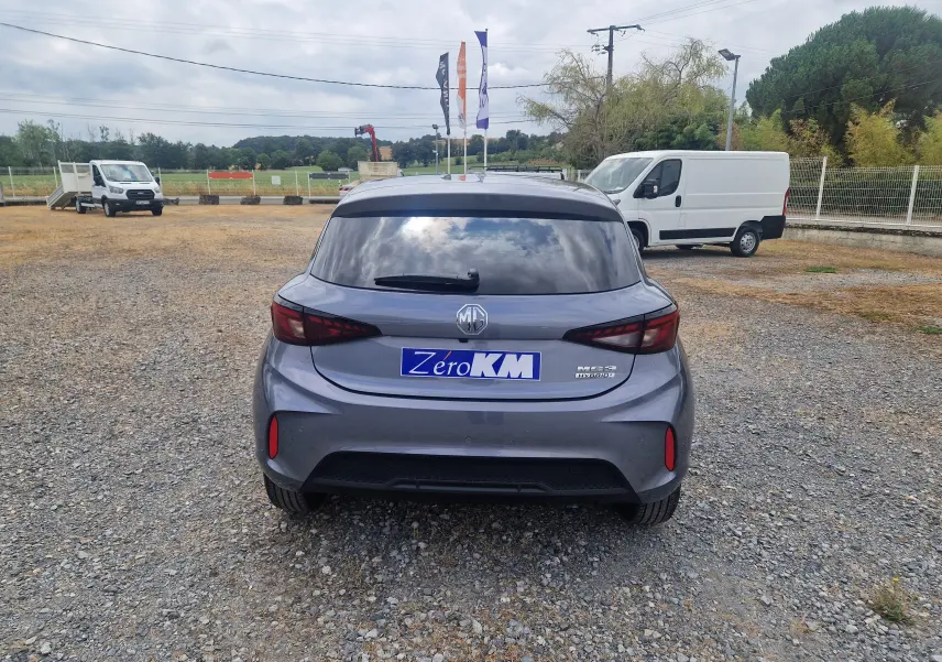 Vue arrière d'une MG3 1.5L Hybrid+ 195CH Luxury en gris Hampstead, avec vitres teintées et logo MG visible.