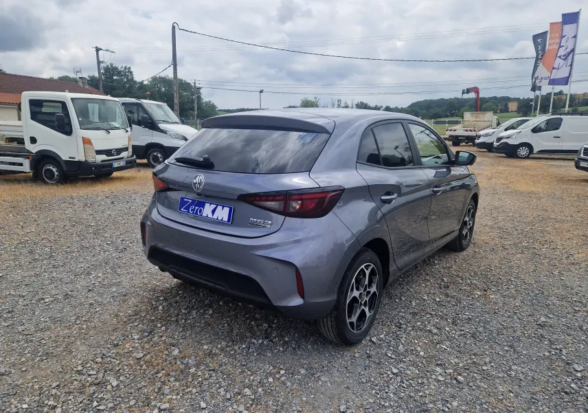 Vue 3/4 arrière droite d'une MG3 1.5L Hybrid+ Luxury gris Hampstead, avec jantes alliage et vitres teintées.