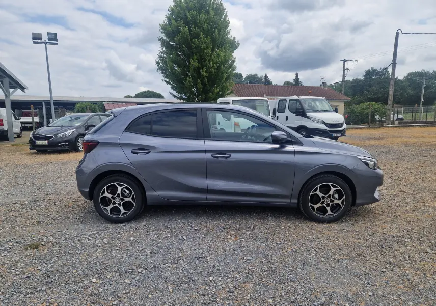 Vue de profil côté gauche d'une MG3 1.5L HYBRID+ 195CH Luxury gris métallisé Hampstead avec jantes alliage distinctives.