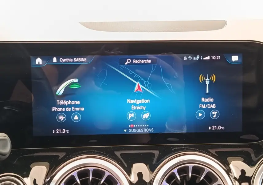 Écran tactile central du tableau de bord du Mercedes GLA 250 e AMG Line 2021 affichant navigation et téléphone.