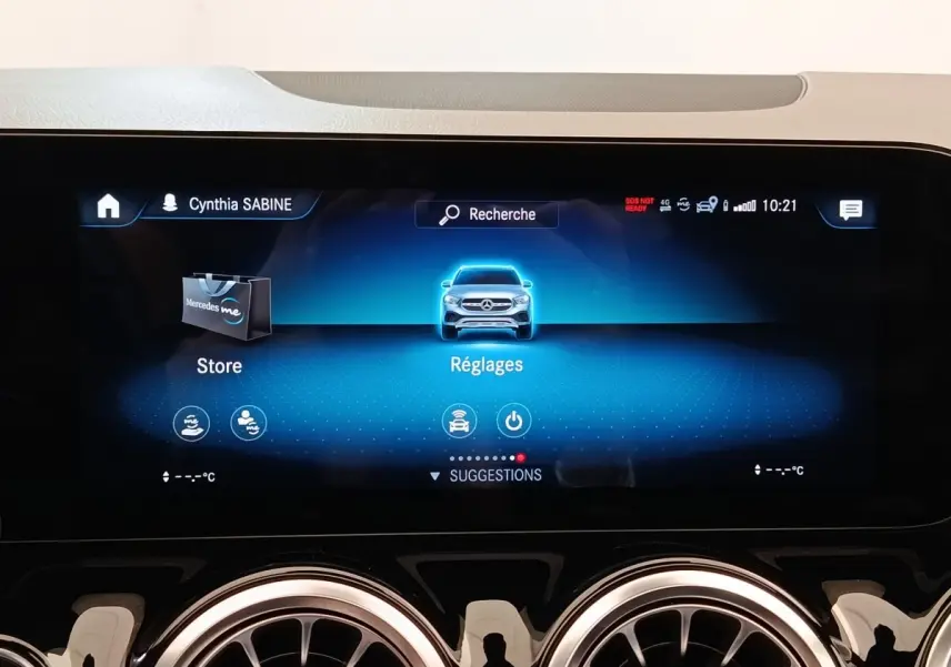 Écran tactile central du tableau de bord du Mercedes GLA 250 e AMG Line 2021 affichant le menu Réglages.