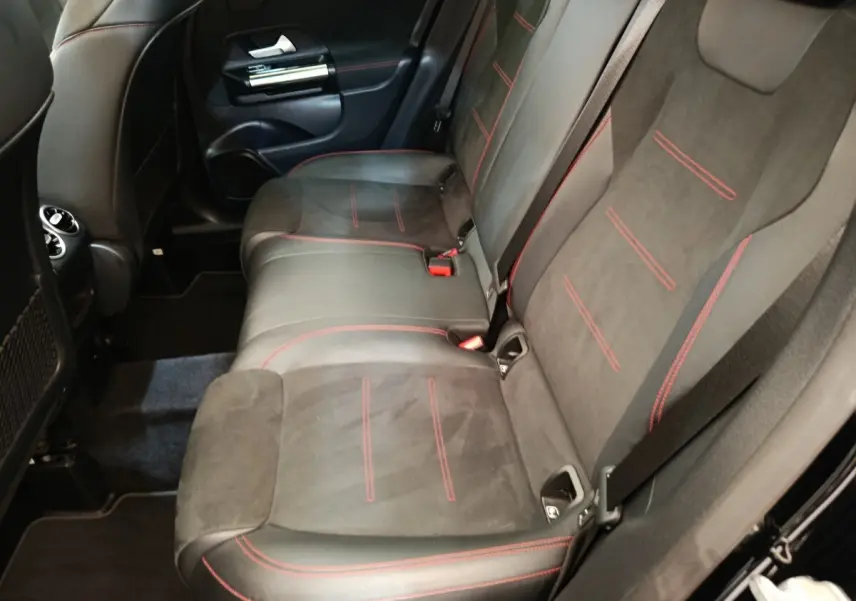 Vue intérieure côté droit des sièges arrière noirs avec surpiqûres rouges du Mercedes GLA 250 e AMG Line 2021 hybride rechargeable.