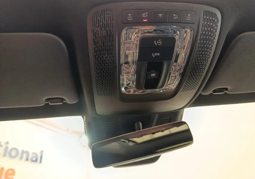 Vue intérieure du plafonnier et rétroviseur noir du Mercedes GLA 250 e AMG Line 2021, avec commandes SOS et éclairage.