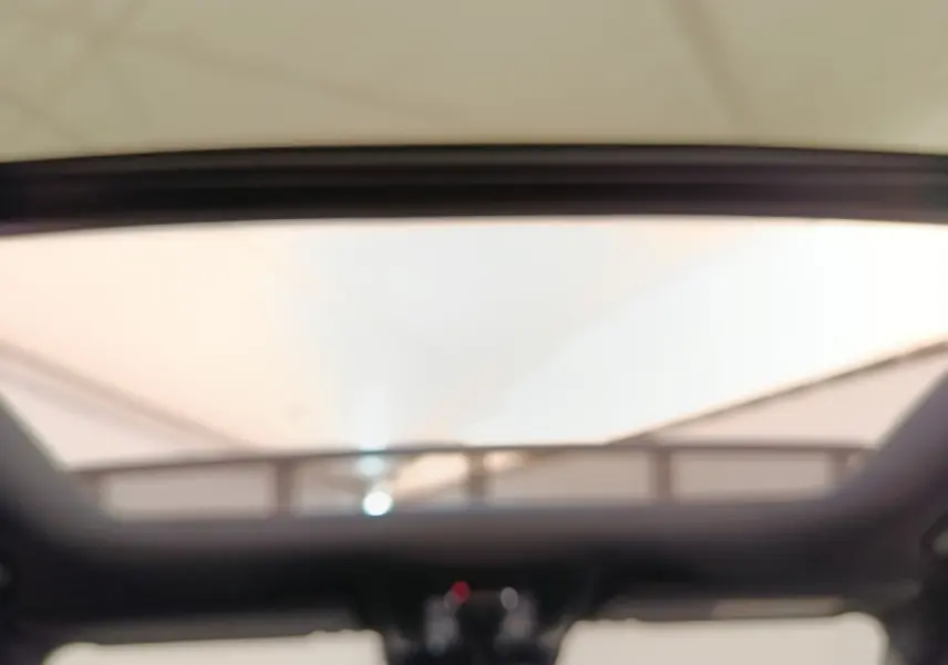 Toit ouvrant panoramique ouvert vu de l'intérieur d'un Mercedes GLA 250 e AMG Line noir, 2021.