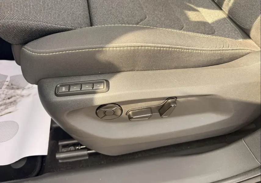 Détail du côté gauche du siège avant noir du Skoda Kodiaq 2024 avec commandes électriques et mémoire de position.