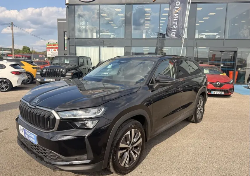 SKODA KODIAQ noir 2024 en 3/4 avant droit, SUV hybride essence avec calandre marquée et jantes alliage.