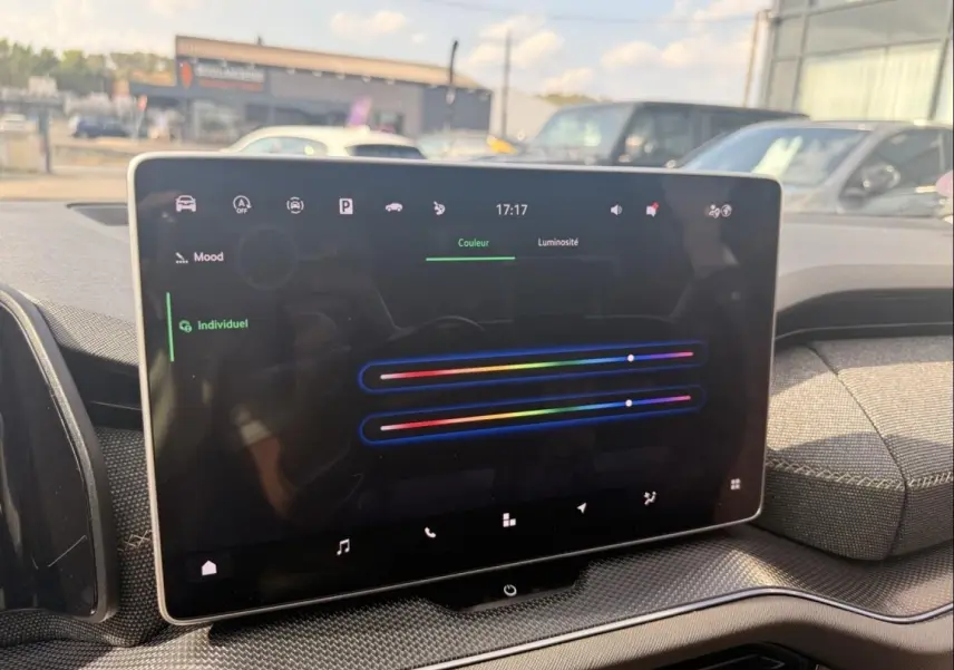 Écran tactile central du Skoda Kodiaq 2024 affichant les réglages de couleur d'ambiance intérieure, vue de face.