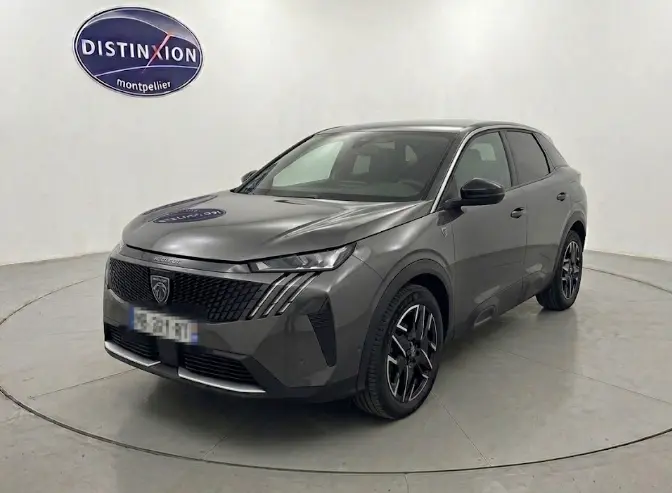 Peugeot 3008 Hybrid 145 e-DCS6 GT gris foncé en 3/4 avant, avec calandre noire et jantes alliage distinctives.