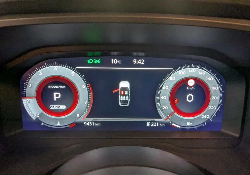 Tableau de bord numérique du Nissan Qashqai 2024 montrant compte-tours, vitesse à 0 km/h et porte avant gauche ouverte.