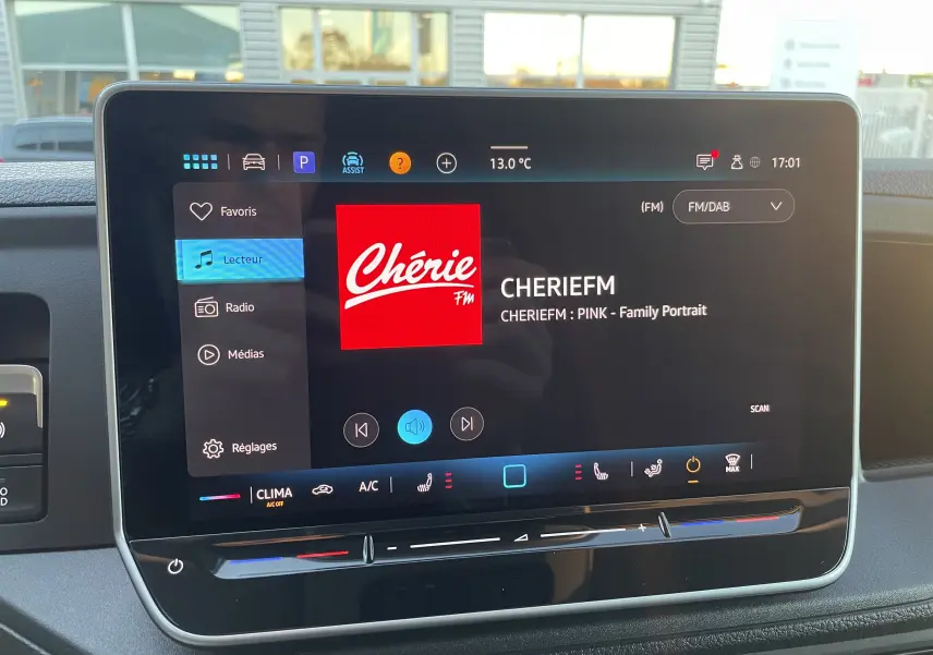 Écran tactile 10,4'' du système infotainment du Volkswagen Crafter Van 2025 affichant la radio Chérie FM.