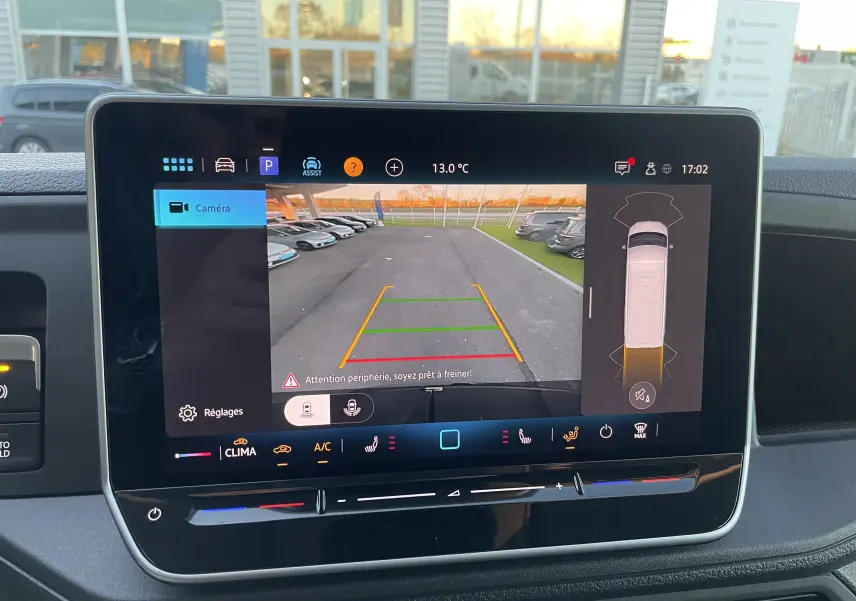 Écran tactile 10,4'' du système de navigation Discover Média dans le tableau de bord du Volkswagen Crafter noir intense 2025.
